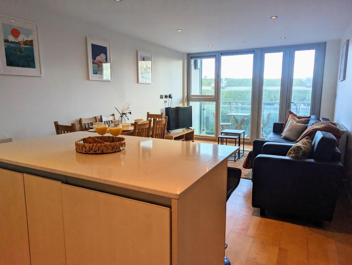 Apartment 100M From Fistral Beach- Underground Parking-Surf Shower & Locker- Sleeps 6 Newquay  Ngoại thất bức ảnh