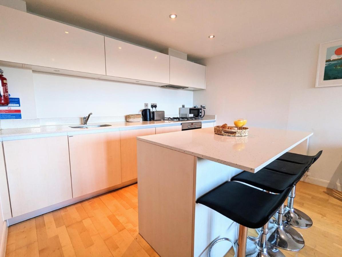 Apartment 100M From Fistral Beach- Underground Parking-Surf Shower & Locker- Sleeps 6 Newquay  Ngoại thất bức ảnh